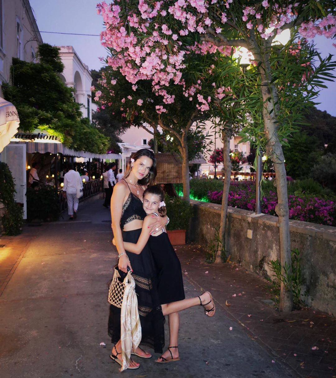 В соблазнительных нарядах и объятиях любимого: Алессандра Амбросио показала жаркие кадры с отдыха