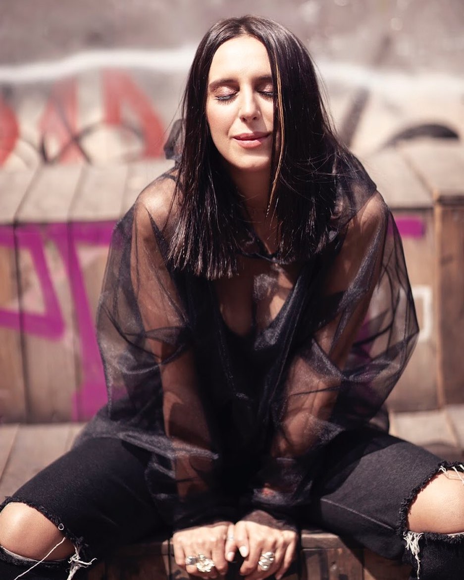 Спокуслива Джамала в прозорій блузі засвітила глибоке декольте