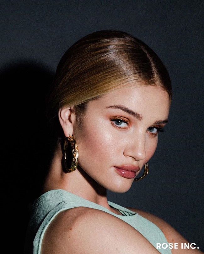 Вона ідеальна: Роузі Хантінгтон-Уайтлі захопила новим чуттєвим образом