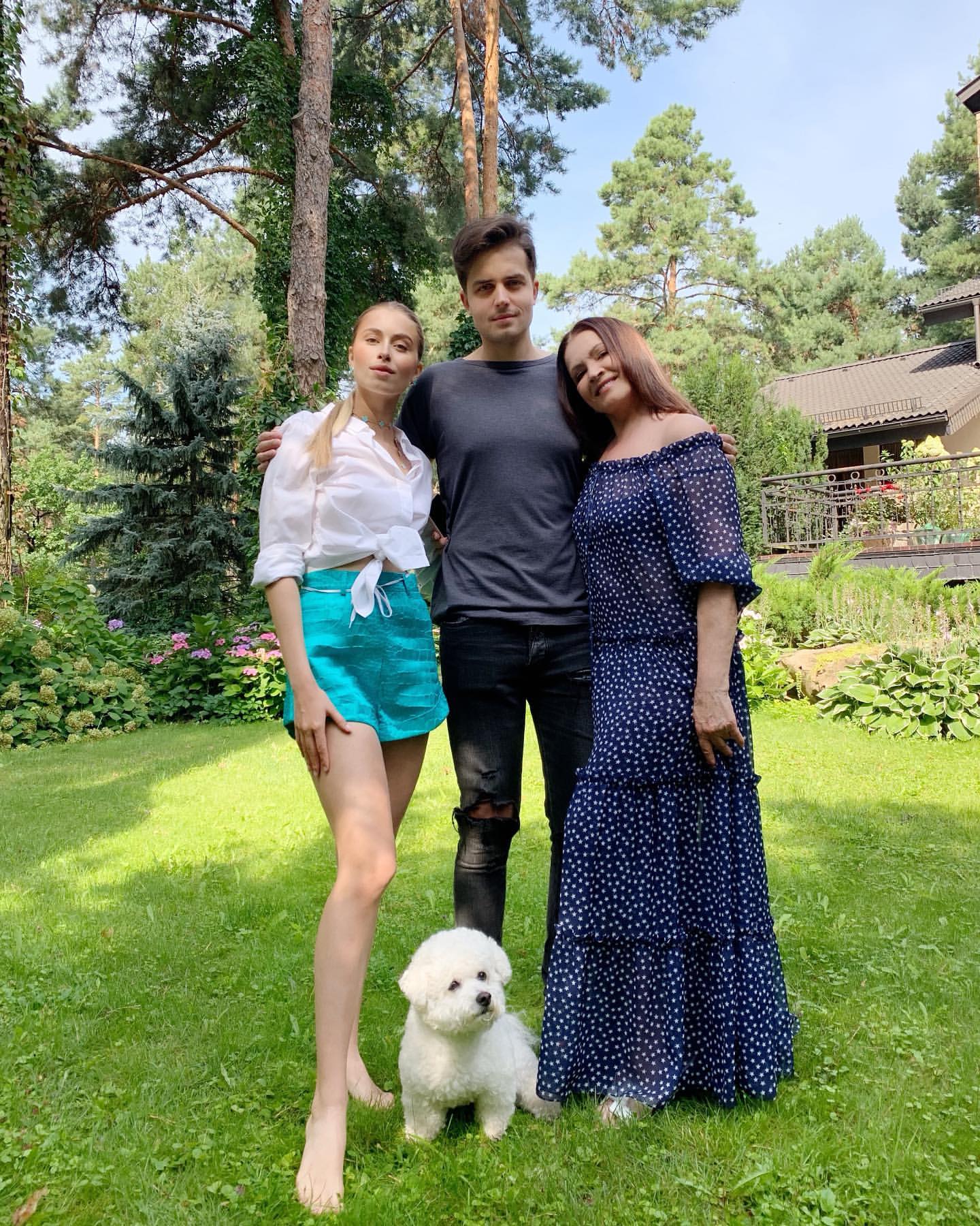 У шортах і кокетливій сорочці: довгонога онука Ротару привітала бабусю з днем народження