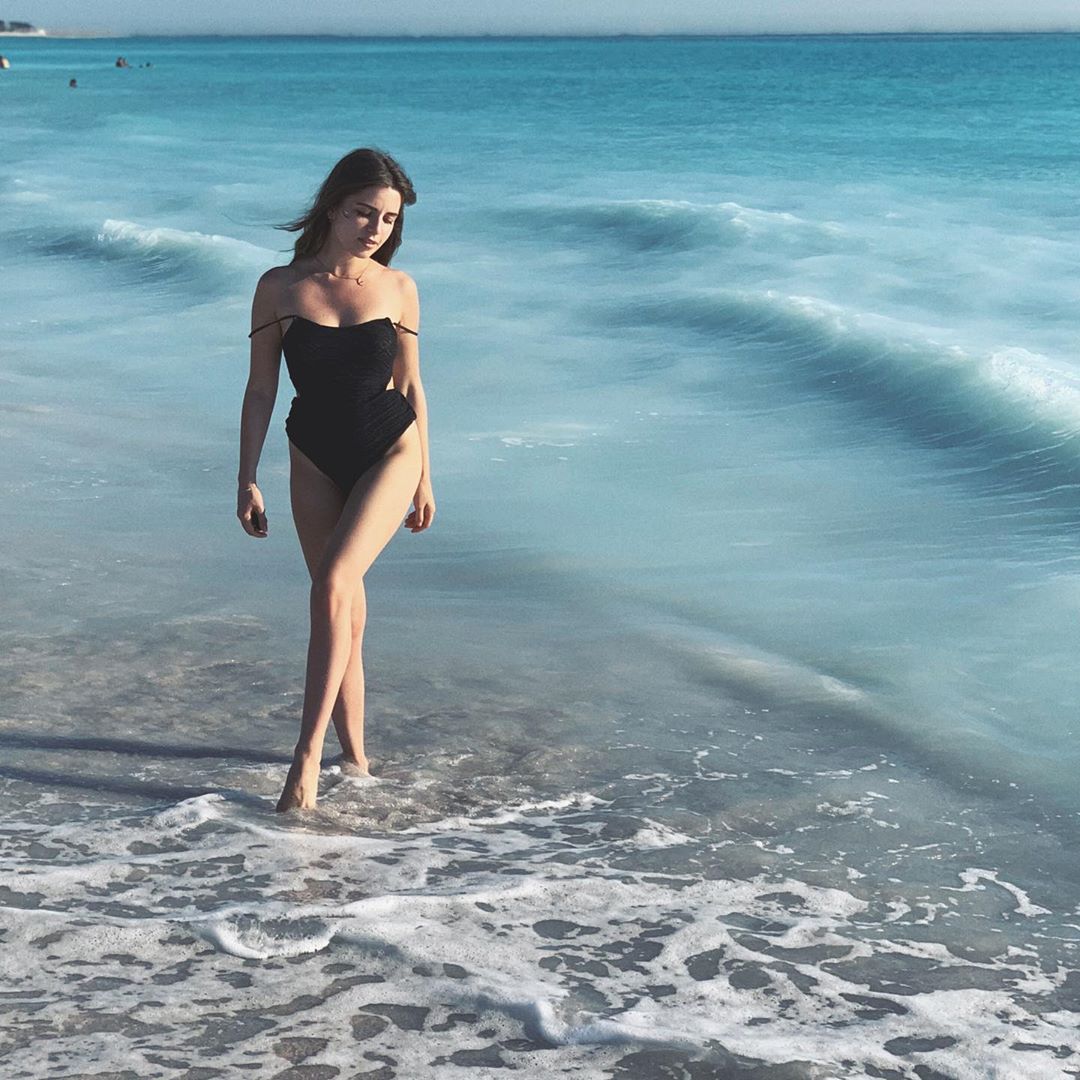 "Венера из морской пены": Христина Соловий на итальянском побережье похвасталась фигурой в купальнике