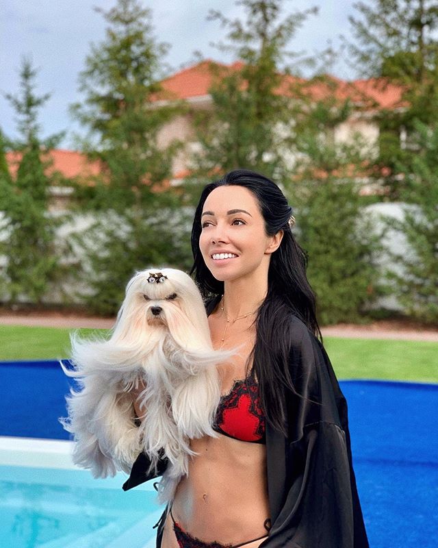 У мереживному купальнику і шовковому халаті: Катерина Кухар зарядила осінньою мотивацією