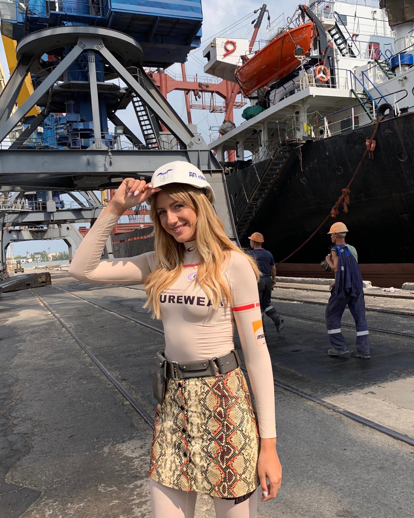 &quot;Божевільний прикид&quot;: Леся Нікітюк в &quot;зміїному&quot; міні вирушила на завод