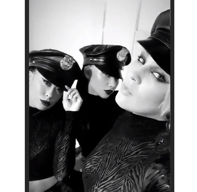 MARUV обпікає пластикою кішки в латексному костюмі і поліцейському кашкеті