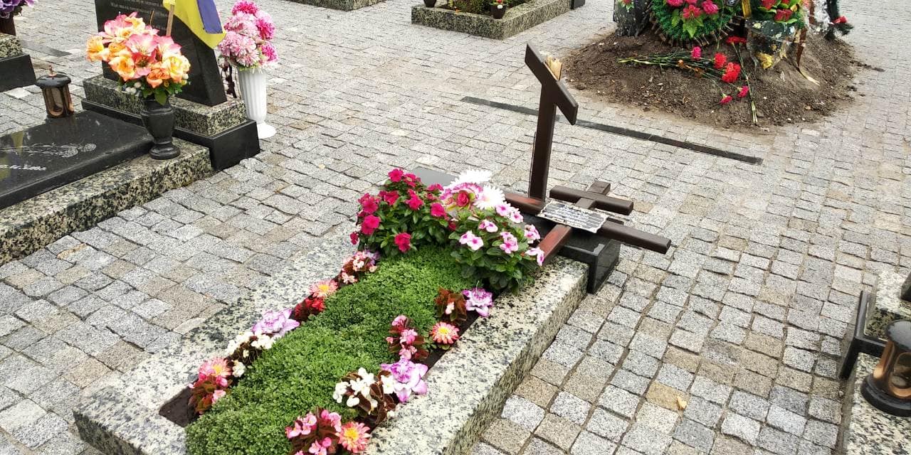 В Сумах вандалы жестоко надругались над могилами бойцов АТО (фото, видео)