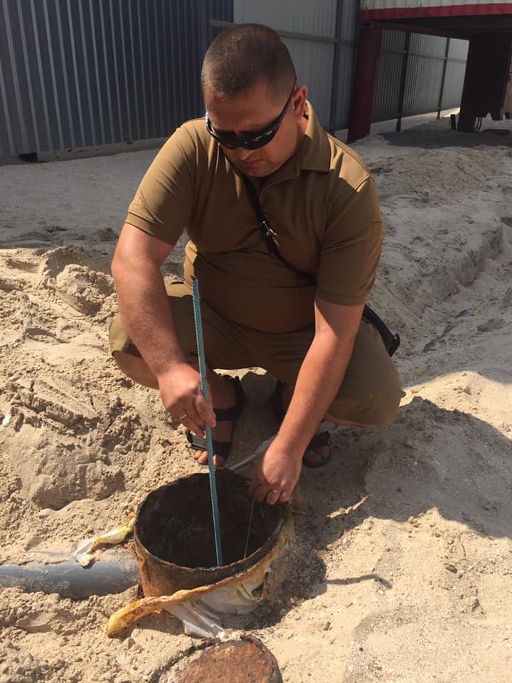 На популярном украинском курорте разгорелся скандал: сливали нечистоты в море и песок (фото)