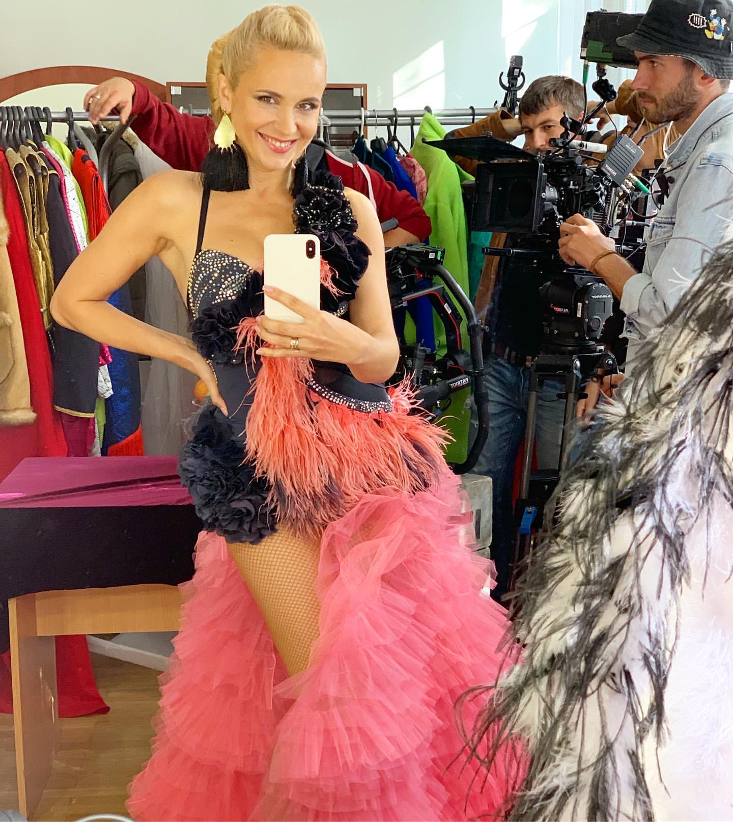 Гаряча жінка! Лілія Ребрик в сітчастих колготах і сміливому вбранні спокусила мережу