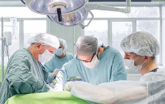 Сделали невозможное: херсонские врачи пришили ребенку почти оторванную руку