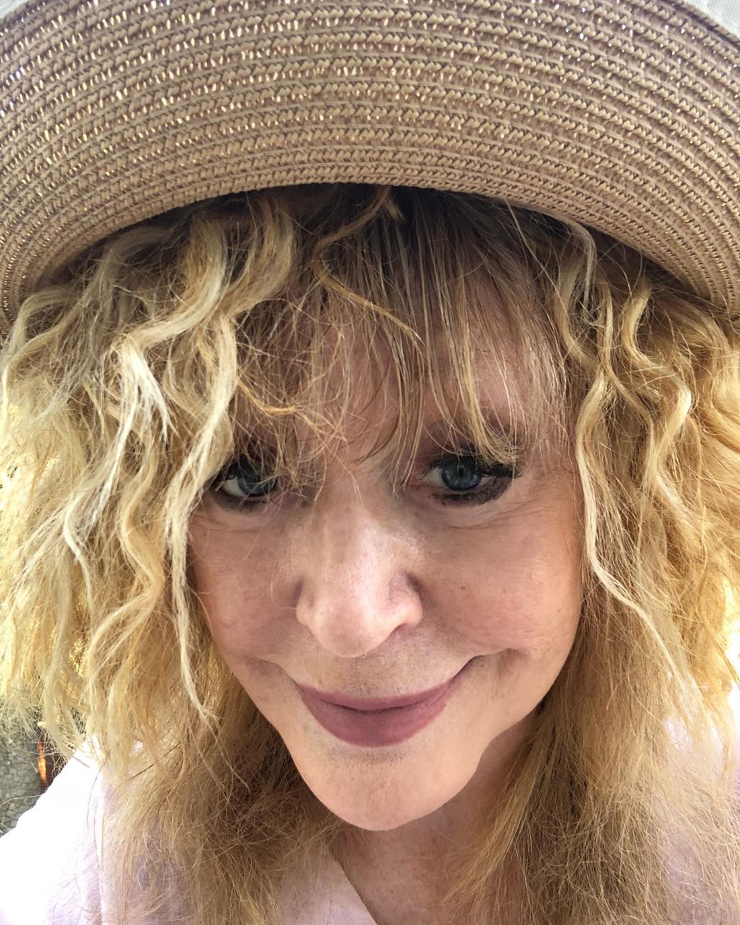 Пугачева в веснушках озадачила фанатов помолодевшим видом