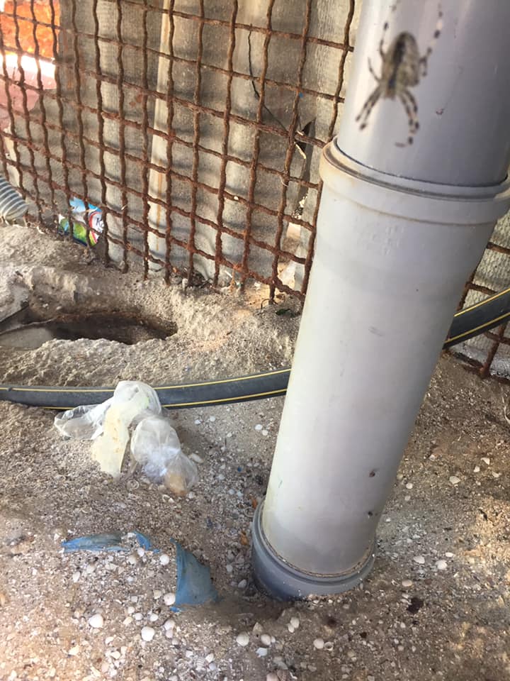 На популярном украинском курорте разгорелся скандал: сливали нечистоты в море и песок (фото)