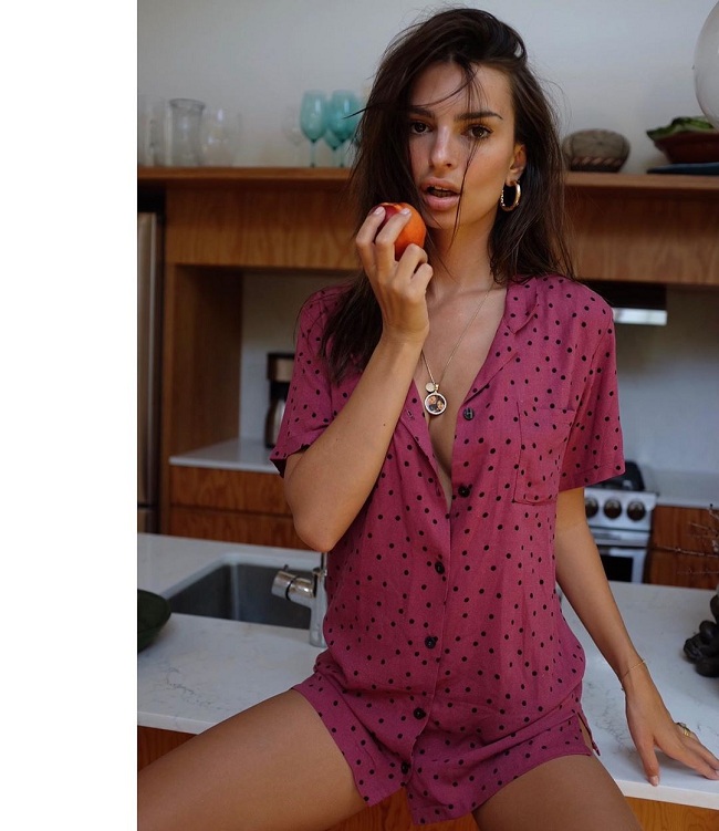 Соблазнительная Эмили Ратаковски блеснула пышной грудью и стройными ногами