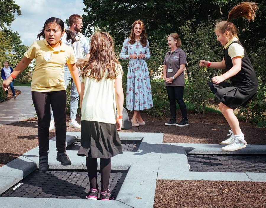 Сама чарівність: Кейт Міддлтон здивувала незапланованим виходом у світ в жіночому вбранні