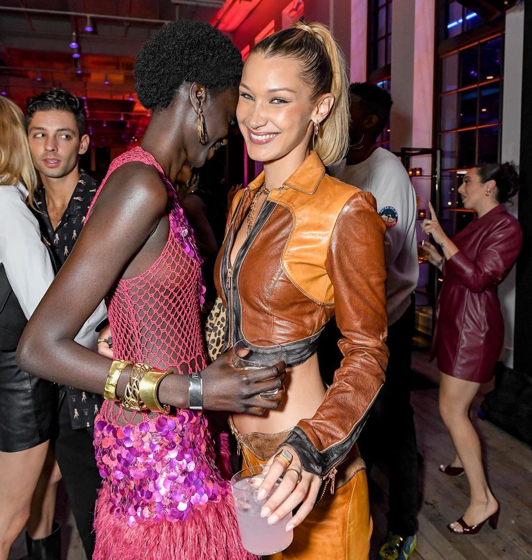 У шкіряному total look: Белла Хадід підкреслила пишні груди і підтягнутий живіт спокусливим нарядом