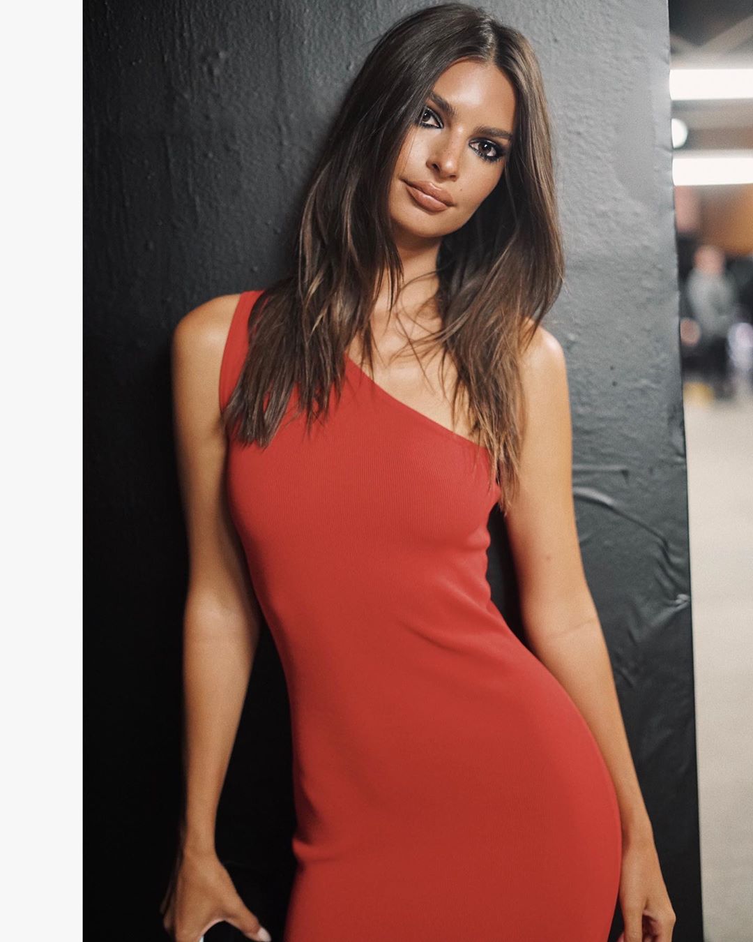 Напівгола Емілі Ратаковскі блиснула апетитними формами в пікантному міні