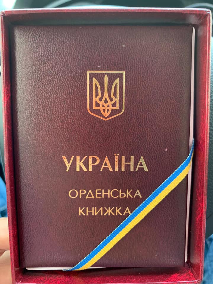 Довел до слез: ветеран АТО сделал трогательный подарок ведущей, поборовшей рак