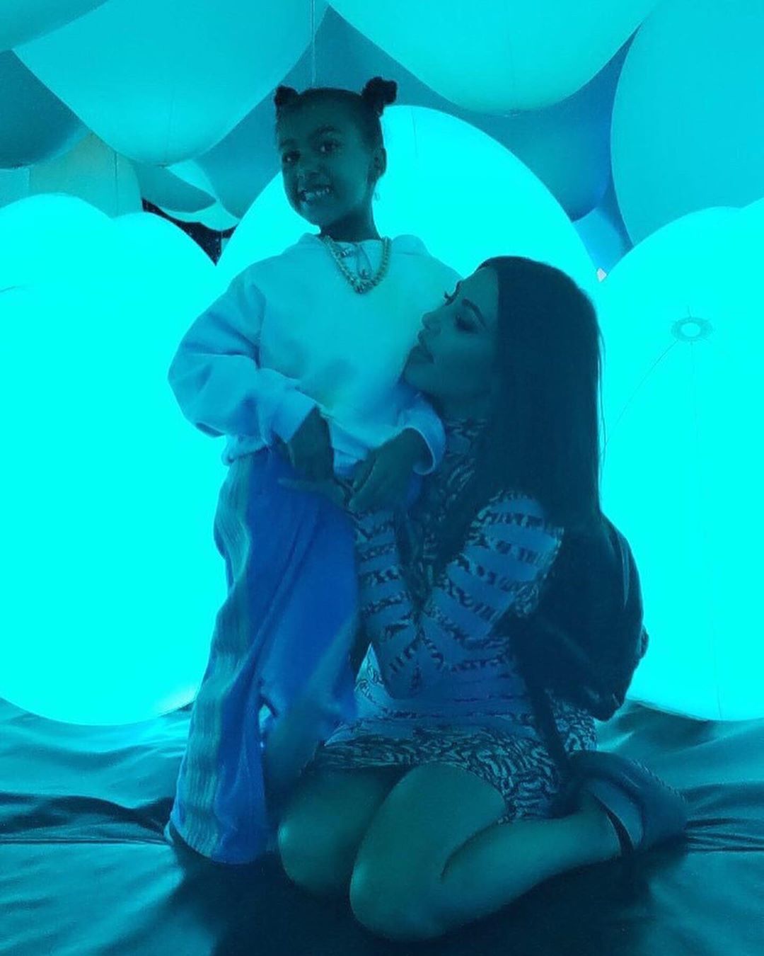 Сімейна ідилія: Кім Кардашьян вирушили з чоловіком і донькою в Токіо