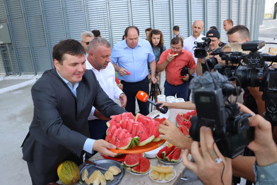 В Киев плывут арбузы: появились &quot;вкусные&quot; фото