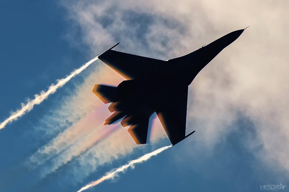 Поразил зрителей: украинский летчик второй месяц подряд становится лучшим в мире (фото)