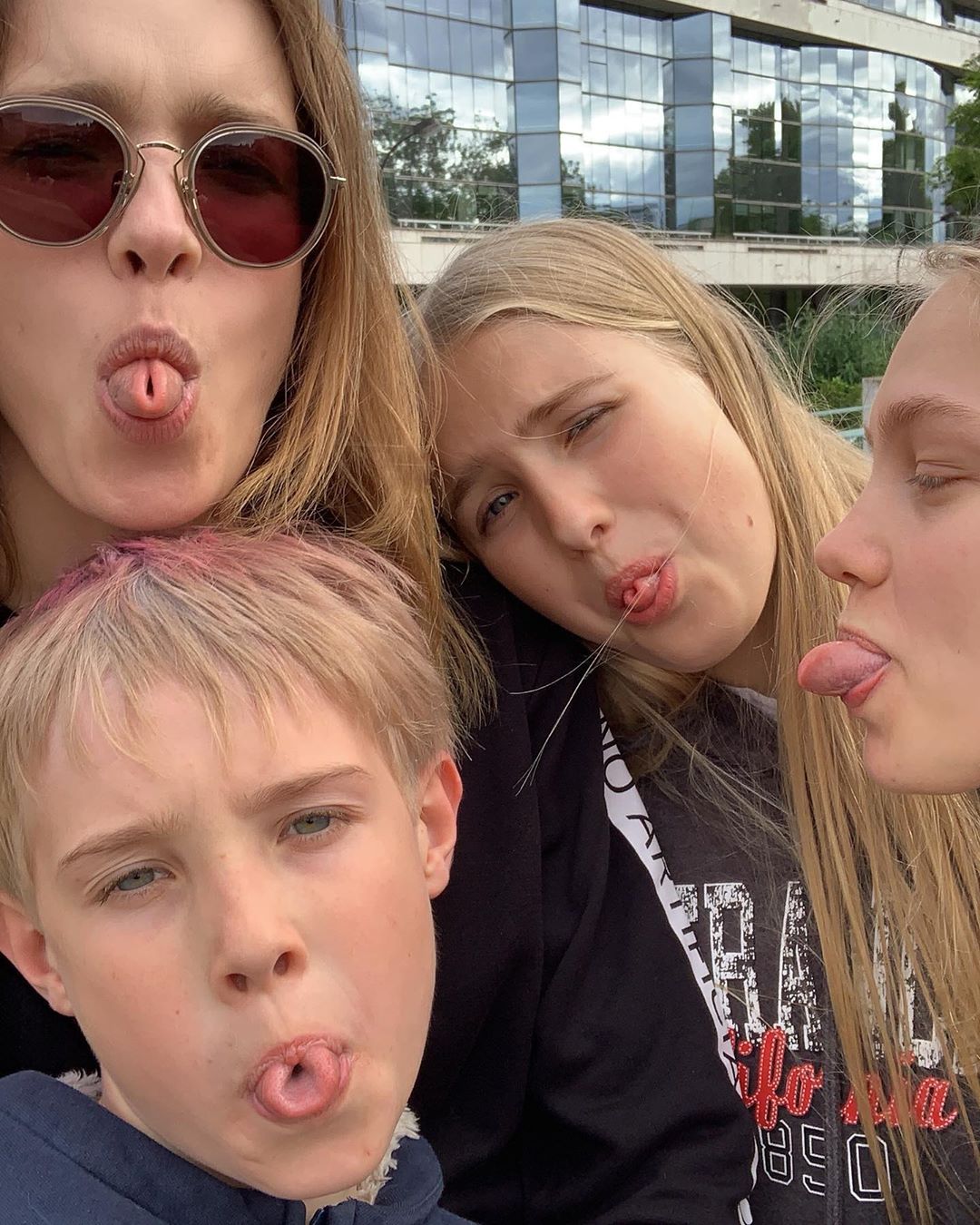 Це точно її діти? Наталя Водянова показала рідкісні фото з дітьми і здивувала молодістю