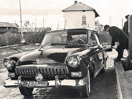 В сети вспомнили секретное распоряжение Хрущева о подарках Гагарину: носки, фуражка и кофта