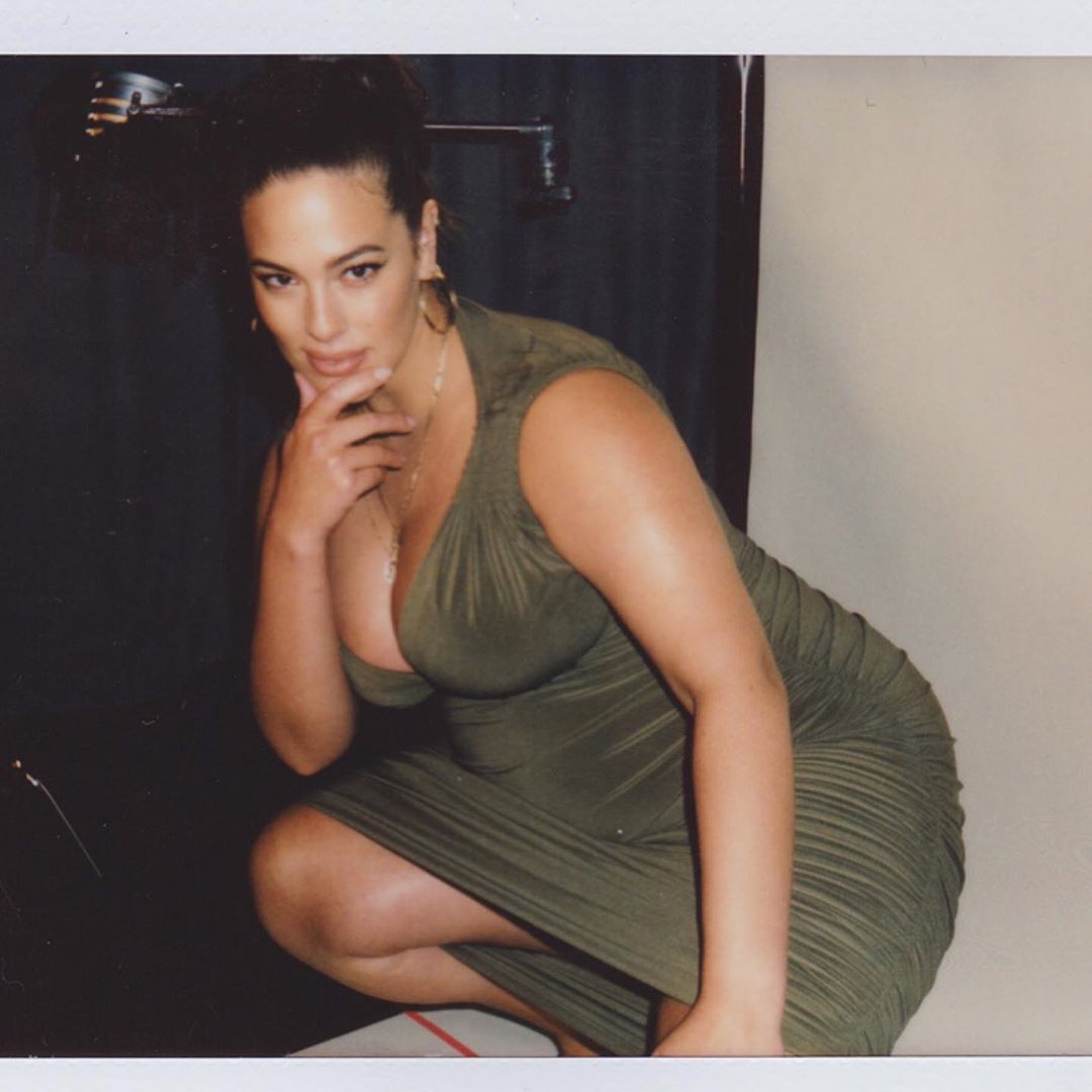 Беременная Эшли Грэм демонстрирует пышные формы в облегающем платье