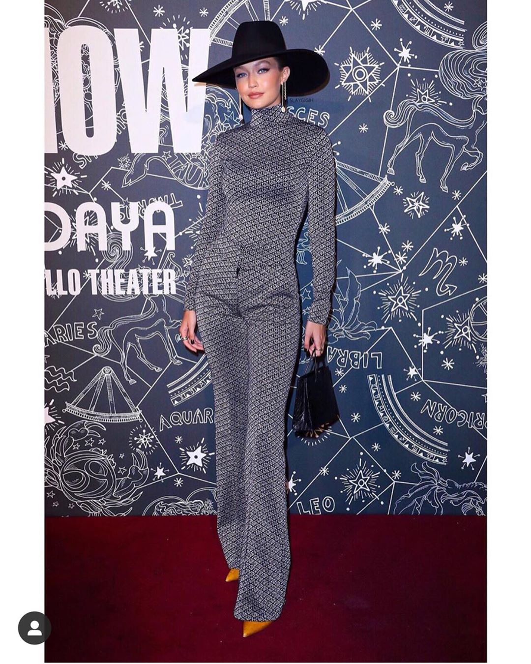 Взять серебро: Джиджи и Белла Хадид демонстрируют, как носить трендовые наряды в серых тонах