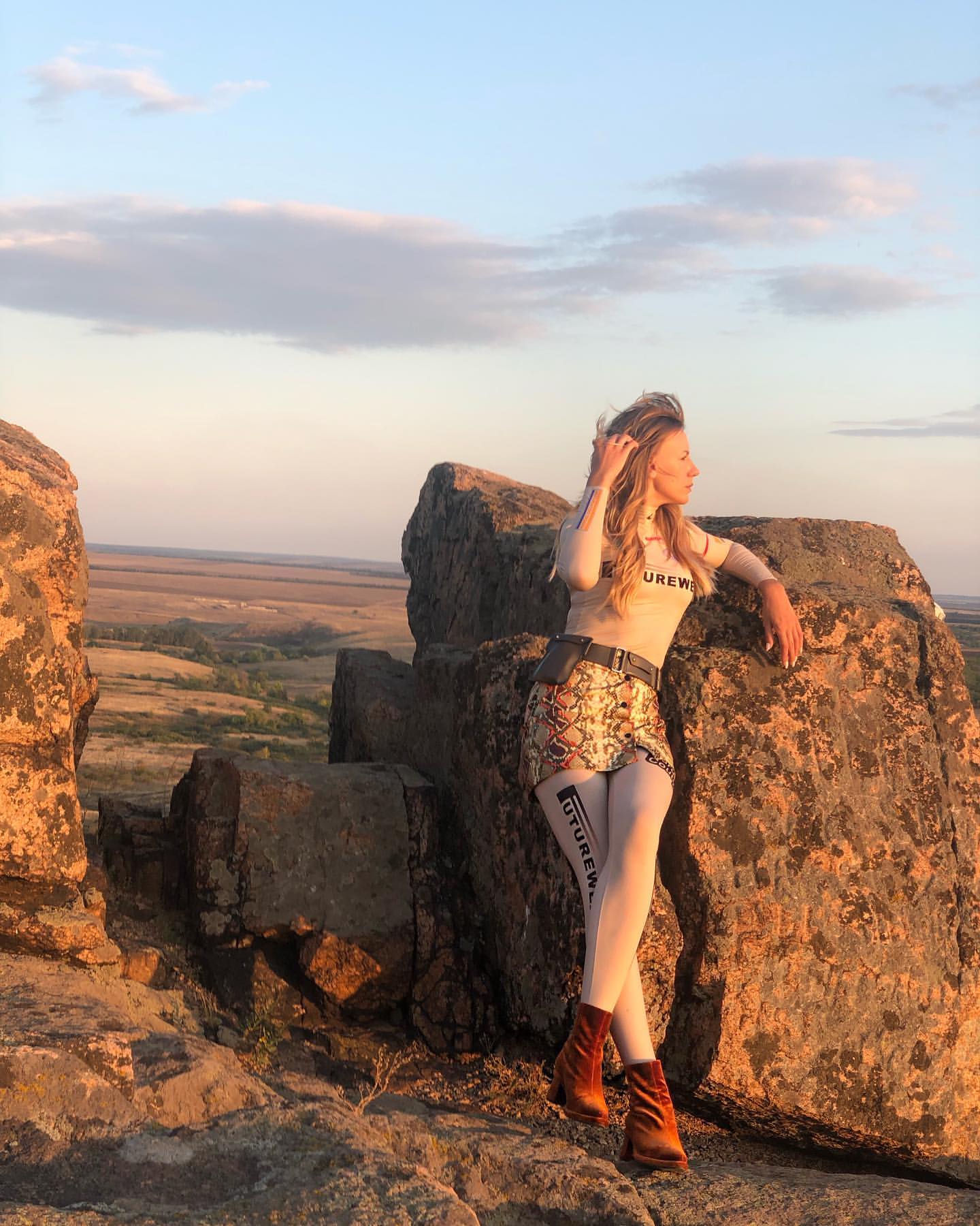 Сонячна Леся Нікітюк на фоні стародавньої пам'ятки спантеличила мережу