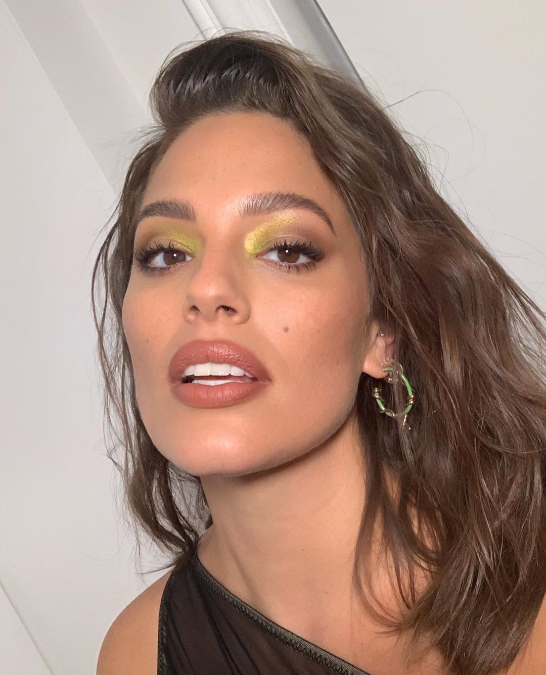 У спокусливому боді: вагітна Ешлі Грем підкреслила пишні форми пікантним нарядом