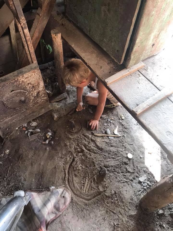 Боится людей и не разговаривает: на Прикарпатье нашли мальчика-маугли (фото)