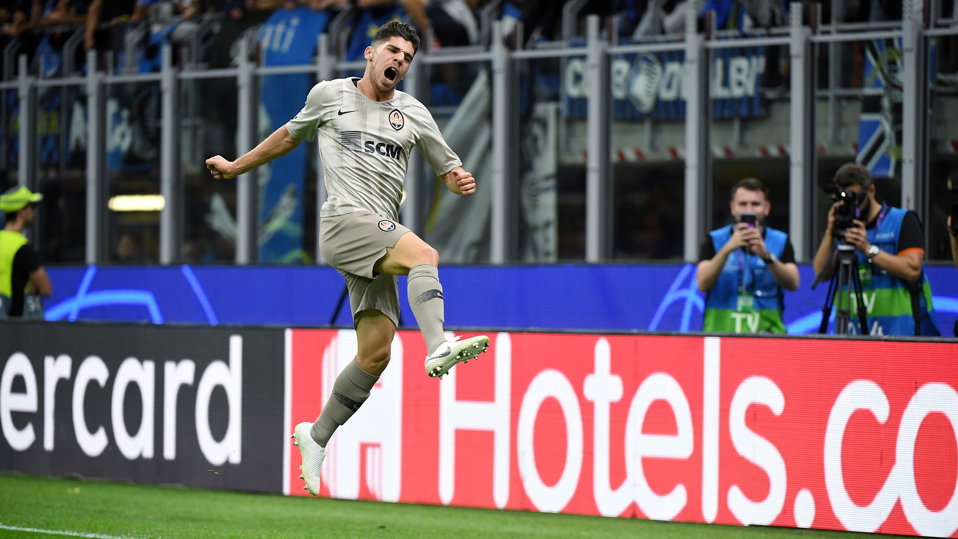 Український коментатор зірвав голос після неймовірного голу (відео)