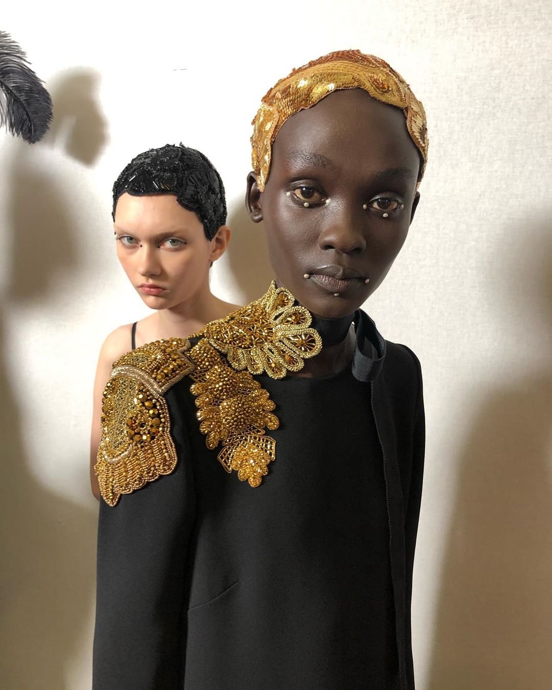 Россыпи золота, элементы пирсинга и накладные скулы: самые необычные мейк-ап тренды Недели моды в Париже