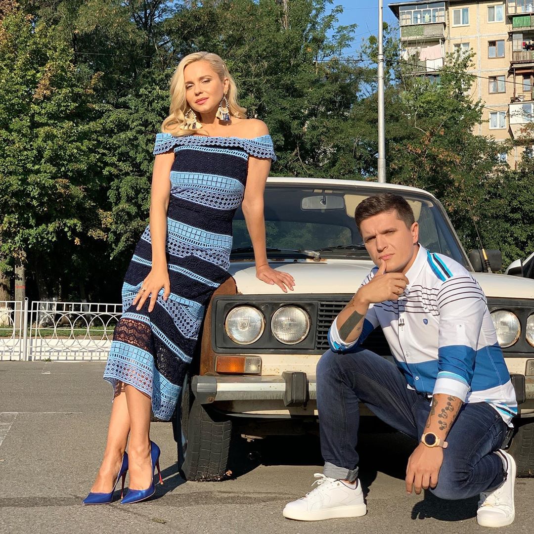 "Чарівна": Лілія Ребрик зачарувала фігурою в небесно-блакитній сукні