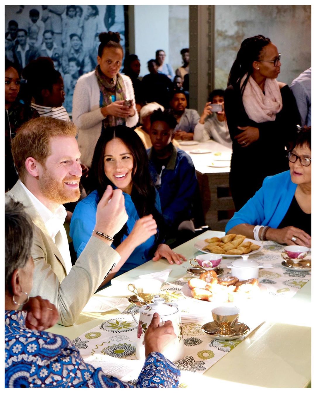 В необычных нарядах и в приподнятом настроении: Меган Маркл блистает на официальных встречах в Южной Африке