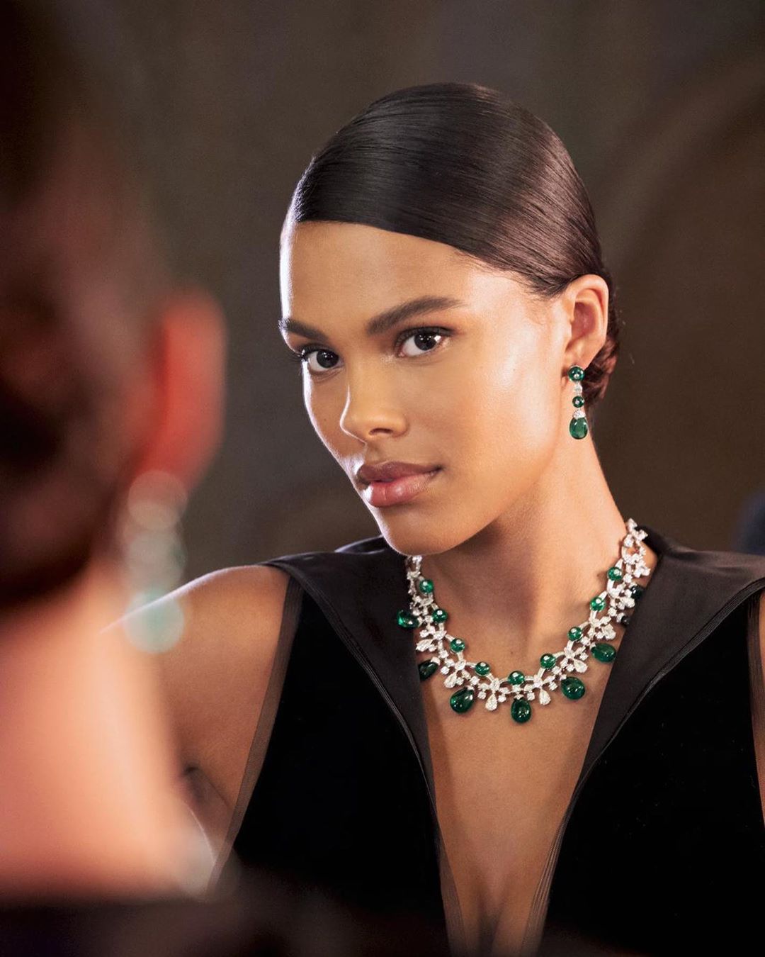 Ослепительна! Тина Кунаки подчеркнула пышную грудь стильным нарядом и изысканным колье