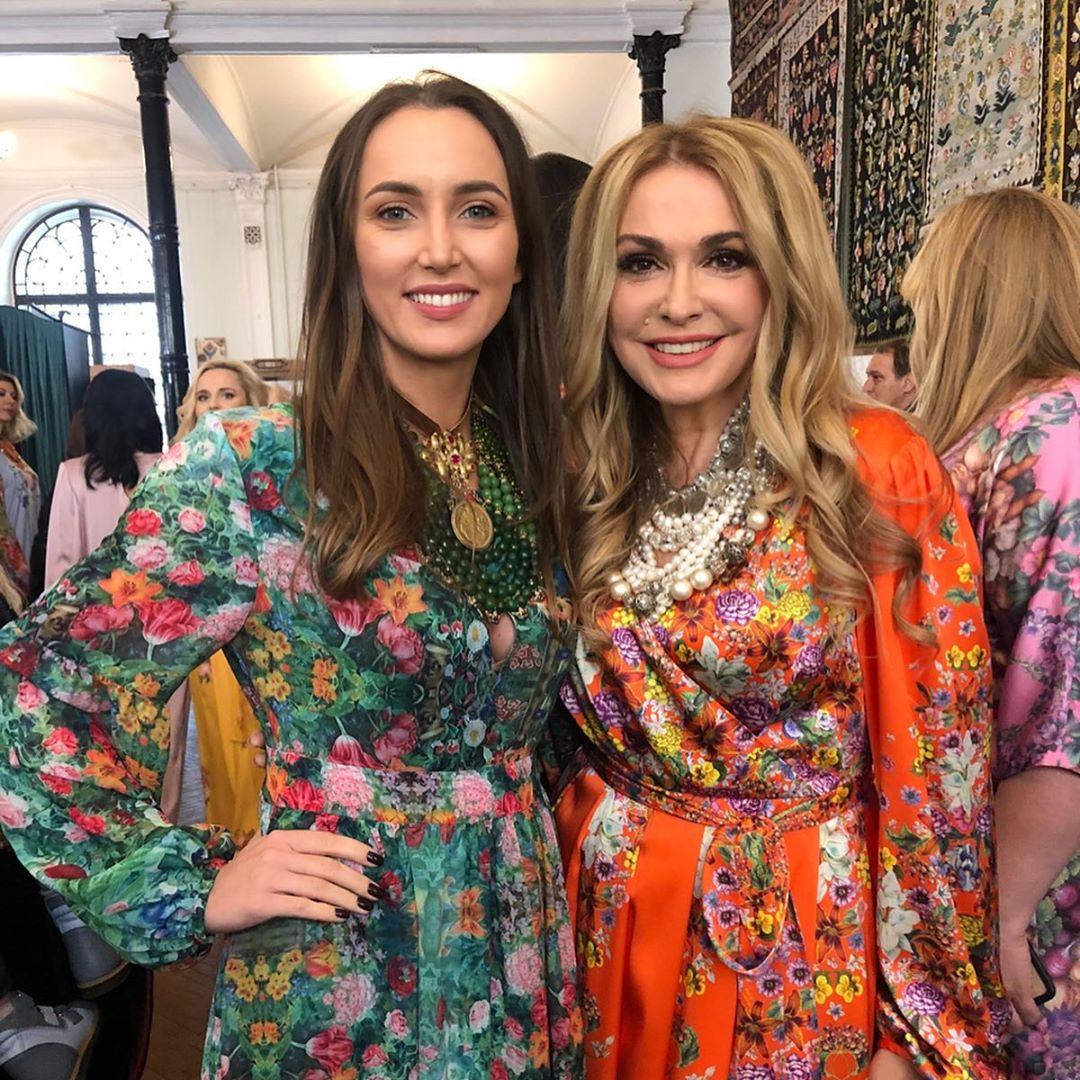 Украинская красавица: Анна Ризатдинова вышла на подиум в роскошном "цветочном" платье