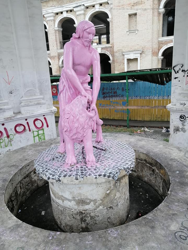 Малиновый Самсон: в Киеве изуродовали знаменитый фонтан