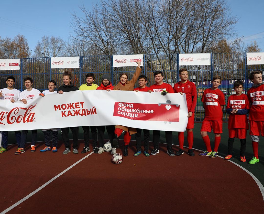 Стильная и стройная: Наталья Водянова похвасталась безупречной фигурой в необычном наряде