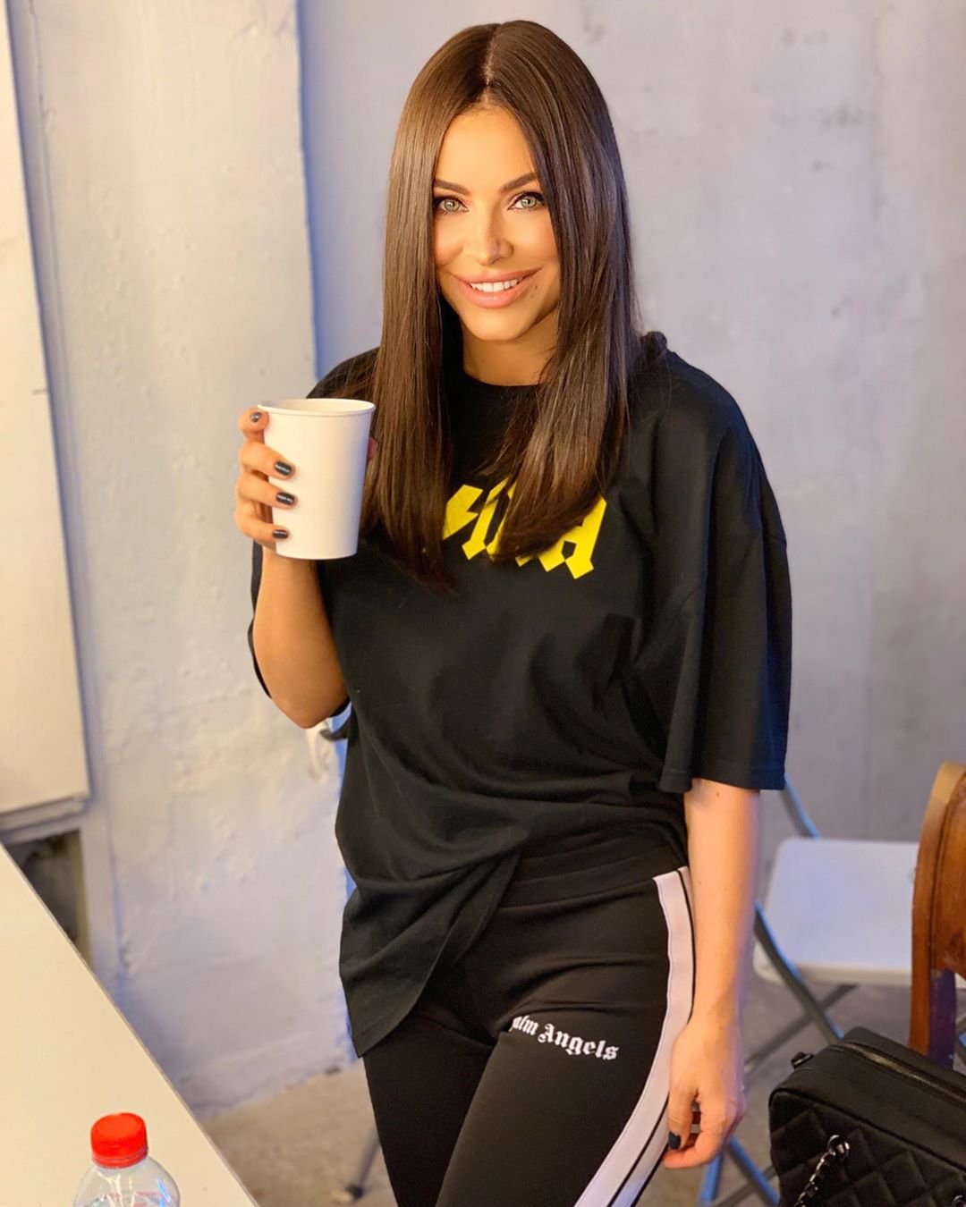 Ани Лорак в трениках и футболке &quot;взорвала&quot; сеть влюбленными глазами