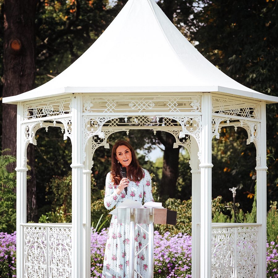 Сама чарівність: Кейт Міддлтон здивувала незапланованим виходом у світ в жіночому вбранні