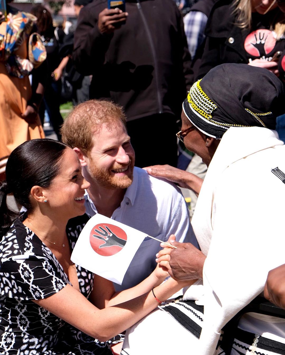 В необычных нарядах и в приподнятом настроении: Меган Маркл блистает на официальных встречах в Южной Африке