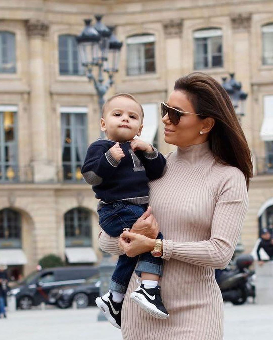 Безупречна: 44-летняя Ева Лонгория восхитила аппетитными формами в бежевом total look