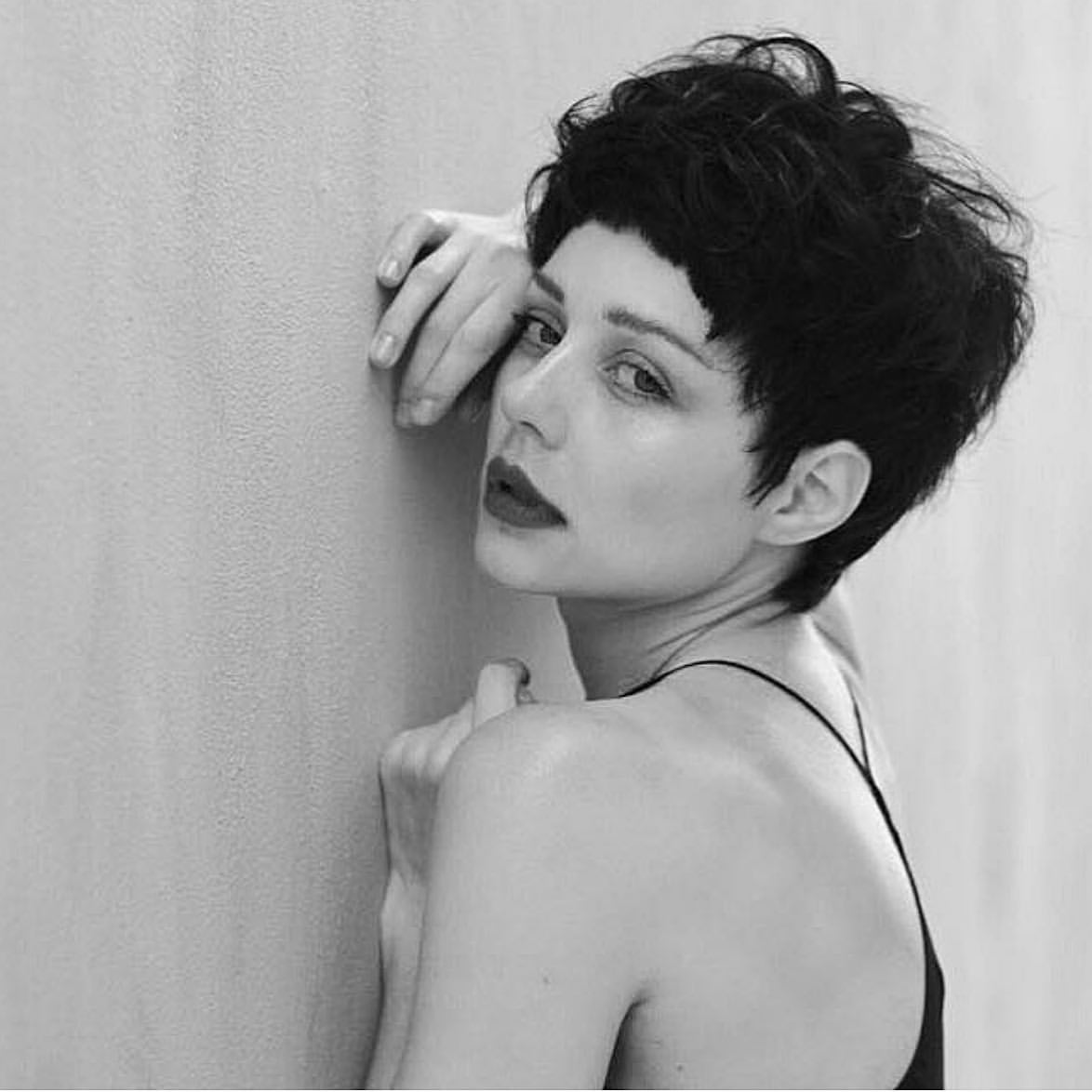 "Так непривычно": Тина Кароль с неожиданном образе пококетничала на камеру