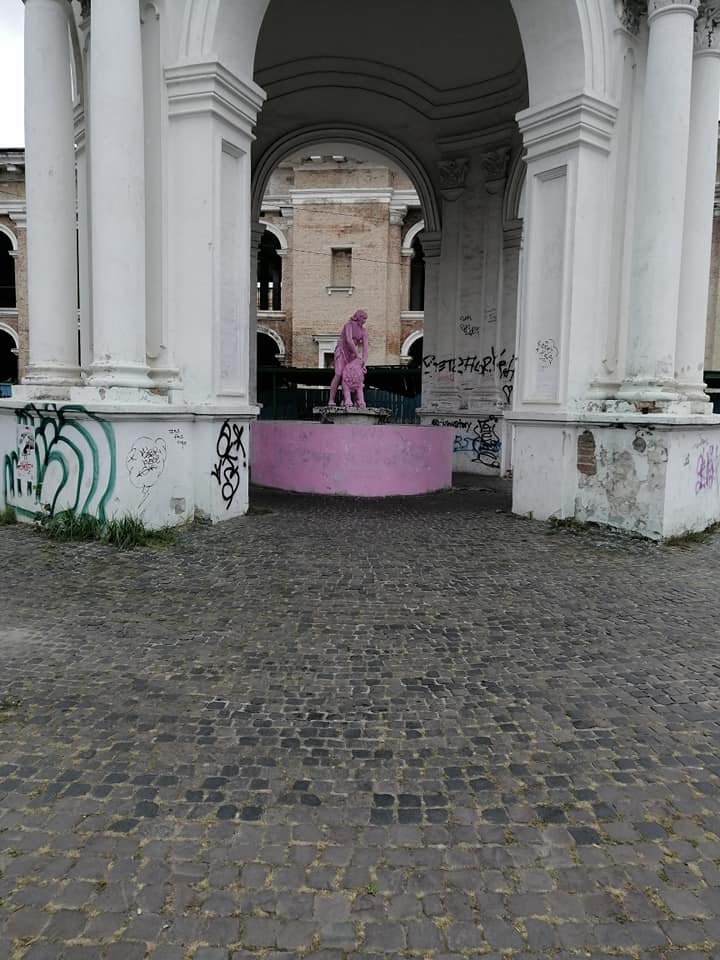 Малиновый Самсон: в Киеве изуродовали знаменитый фонтан