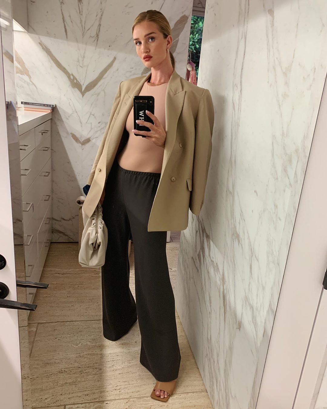 Яскраві будні: Роузі Хантінгтон-Уайтлі показує 4 ненудних образу для офісу