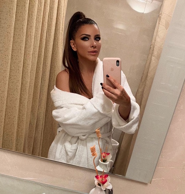 Відфотошопилась під Кардаш'ян: Ані Лорак збентежила знімком в одному халаті