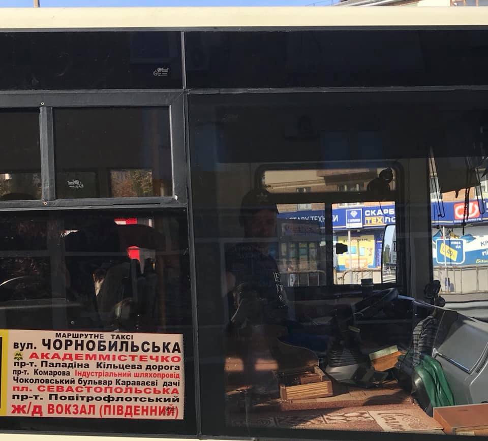 Не подобається, вийди: у Києві маршрутник влаштував скандал з пасажирами