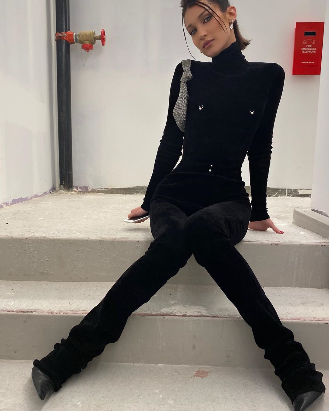 Стильные сестрички: Джиджи и Белла Хадид показали идеальные фигуры в соблазнительных нарядах