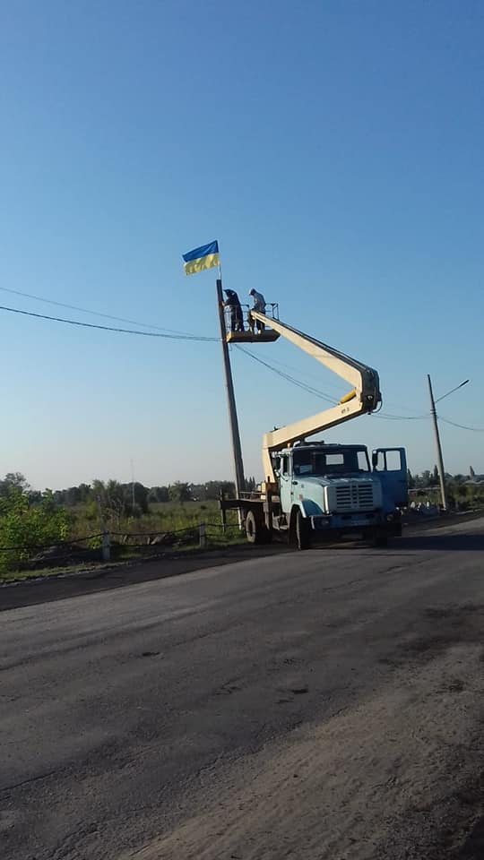 В Станиці Луганській повернули на місце українські прапори (ясраві фото)