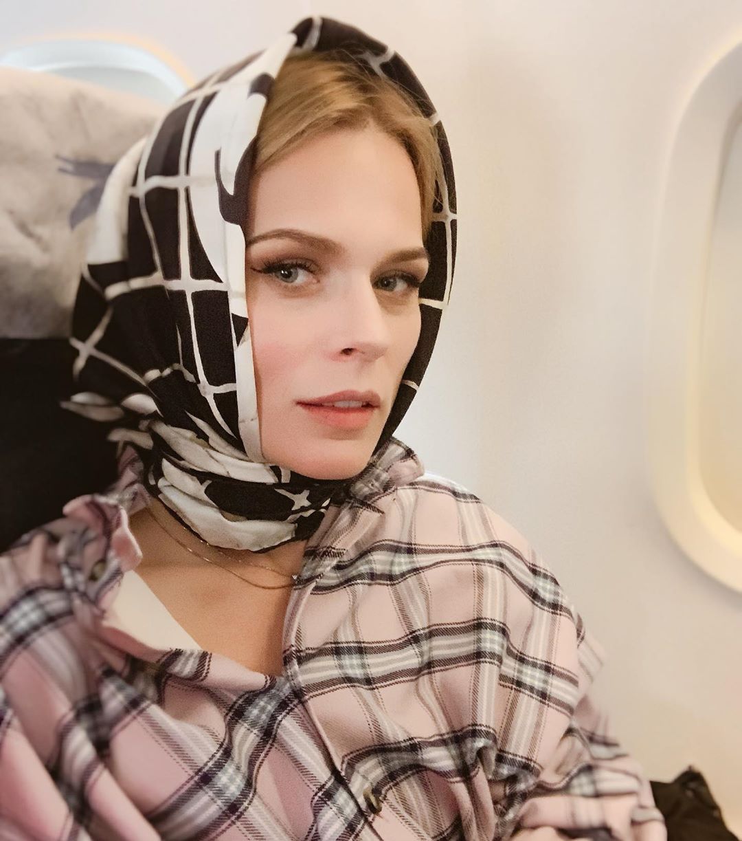 Сама елегантність: Ольга Фреймут підкорила вишуканим образом для подорожей