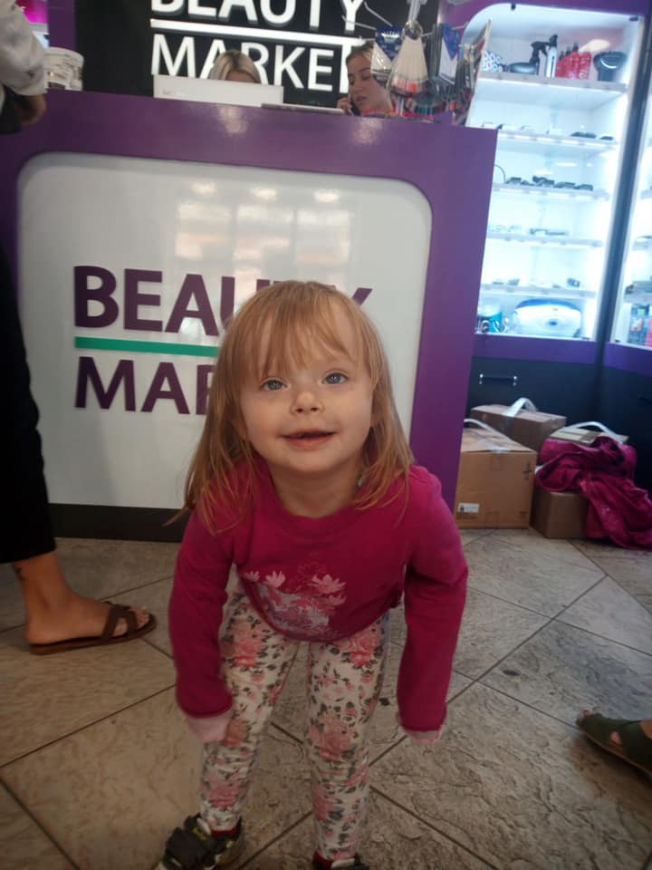 Бросил в магазине: во Львове горе-отец доверил 3-летнюю дочку &quot;другу&quot; (фото)